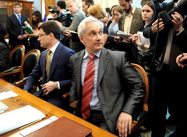 На фото: заместитель министра финансов России Александр Новак и заместитель министра экономического развития и торговли Андрей Белоусов (слева направо) перед началом совещания по вопросу &laquo;О работе Инвестиционного фонда&raquo;, 2010