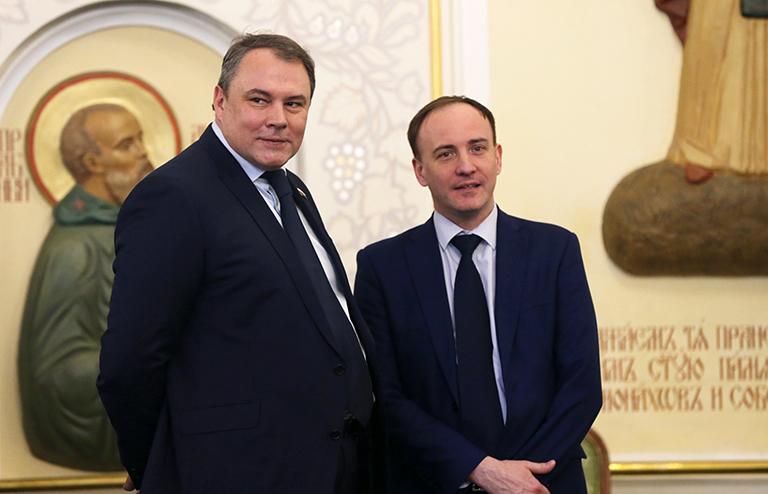 На фото: вице-спикер Госдумы РФ Петр Толстой и заместитель начальника управления Госдумы РФ по связям с общественностью и взаимодействию со СМИ Константин Тарасов (слева направо) на 31-м совместном заседании Наблюдательного, Попечительского и Общественного советов по изданию "Православной энциклопедии"
