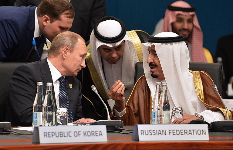На фото: президент России Владимир Путин и наследный принц, заместитель председателя Совета министров, министр обороны Королевства Саудовская Аравия Сальман бен Абдель Азиз Аль Сауд (слева направо на первом плане)