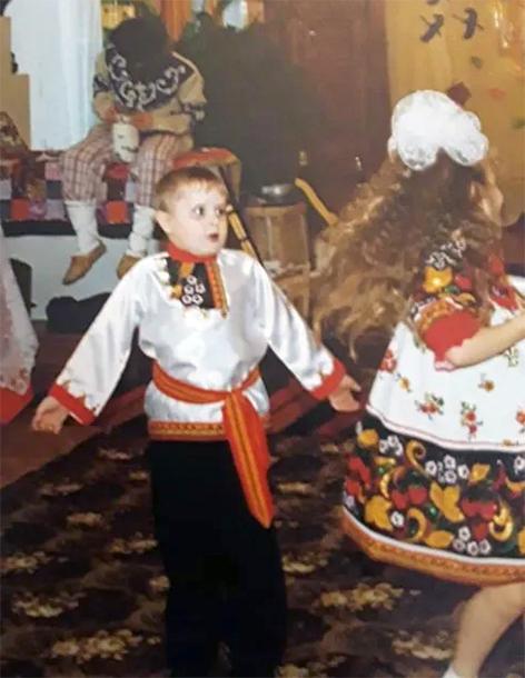 Архивное фото, на котором Дмитрий Красилов запечатлен ребенком. &laquo;Талантливый человек талантлив во всем и всегда! Узнали пацана?&raquo;, &mdash; написал танцор на своей странице в соцсети, проставив хэштег &laquo;Пухляш начало&raquo;.