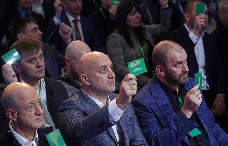 на фото: заместитель председателя комитета Совета Федерации РФ по международным делам Александр Бабаков, писатель Захар Прилепин и политолог, журналист Александр Казаков (слева направо на первом плане) во время голосования на учредительном съезде политической партии "За правду", 2020