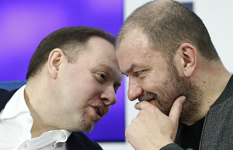 На фото:профессор Национального исследовательского университета "Высшая школа экономики" Олег Матвейчев и первый заместитель председателя партии "За правду", политолог, журналист Александр Казаков (слева направо)