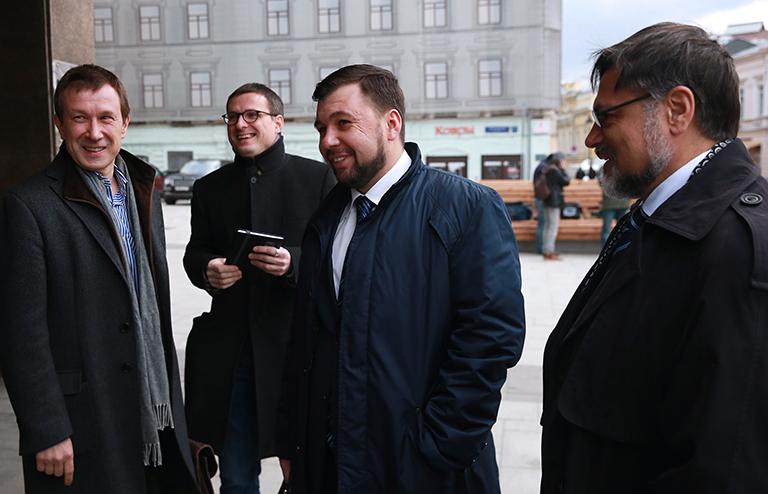 На фото: руководитель Центра политической конъюнктуры Алексей Чеснаков, политолог Олег Игнатов, полномочные представители ДНР и ЛНР в Контактной группе по урегулированию ситуации на востоке Украины Денис Пушилин и Владислав Дейнего (слева направо)