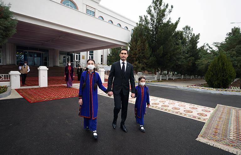 На фото: сын действующего президента Туркмении, кандидат от правящей Демократической партии Туркменистана Сердар Бердымухамедов, занимающий пост вице-премьера, со своей семьей после голосования