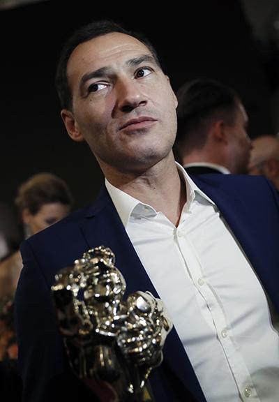На фото: телеведущий Роман Бабаян, получивший премию в номинации "Ведущий общественно-политического ток-шоу прайм-тайма", после церемонии вручения премии "ТЭФИ - 2017"