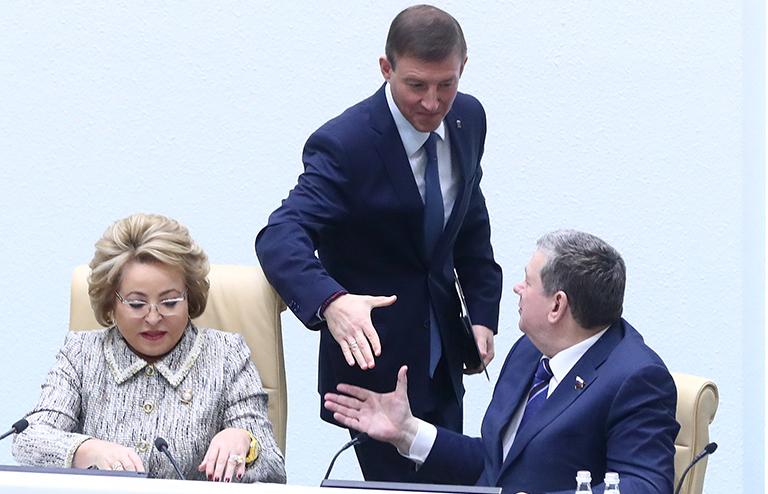 На фото: спикер Совета Федерации РФ Валентина Матвиенко, избранный вице-спикером Совета Федерации РФ Андрей Турчак и вице-спикер Совета Федерации РФ Евгений Бушмин (слева направо) на пленарном заседании Совета Федерации РФ, 2017