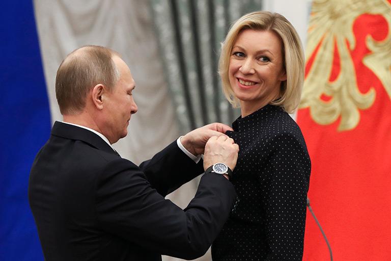 Президент России Владимир Путин и официальный представитель МИД России Мария Захарова, награжденная орденом Дружбы, во время церемонии вручения государственных наград в Кремле