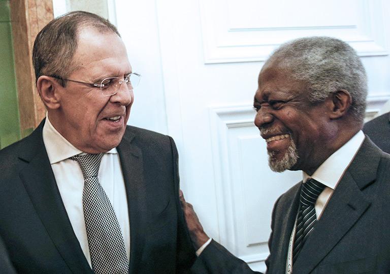 2016 г. Министр иностранных дел РФ Сергей Лавров и бывший генеральный секретарь ООН Кофи Аннан (слева направо) во время встречи.