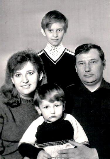 На фото: Алексей Навальный * (сверху) с родителями и братом