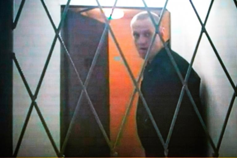 На фото: Алексей Навальный * на экране по видеосвязи, предоставленной ФСИН России, во время рассмотрения иска о признании незаконными пунктов ПВР, ограничивающих количество религиозной литературы, в Верховном суде, 11 января, 2024 года.
