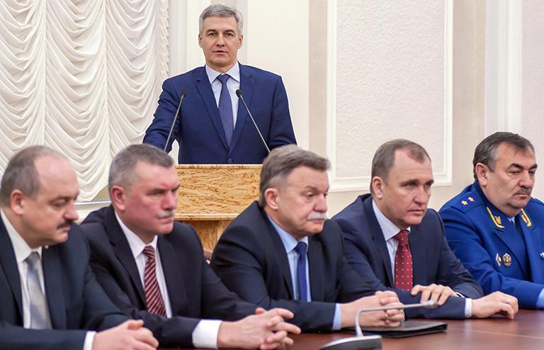 На фото: временно исполняющий обязанности губернатора Республики Карелия Артур Парфенчиков (в центре на втором плане) на церемонии представления правительству Республики Карелия