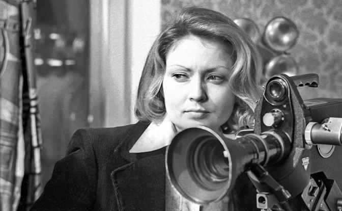 На фото: актриса Жанна Болотова в роли режиссера телевидения в фильме  "Если хочешь быть счастливым", 1973 год