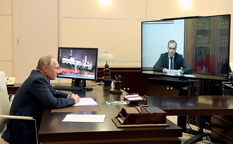На фото: президент РФ Владимир Путин во время встречи с председателем правительства Республики Дагестан Артемом Здуновым в режиме видеоконференции в резиденции Ново-Огарево, 2020