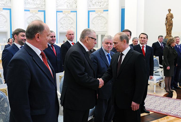На фото: председатель Государственной Думы РФ Сергей Нарышкин, президент России Владимир Путин, руководитель фракции "Справедливая Россия" Сергей Миронов, лидер ЛДПР Владимир Жириновский и лидер КПРФ Геннадий Зюганов (справа налево) после церемонии подписания Федерального конституционного закона "О принятии в Российскую Федерацию Республики Крым и образовании в составе РФ новых субъектов &ndash; Республики Крым и города федерального значения Севастополя" в Екатерининском зале Кремля, 2014 год