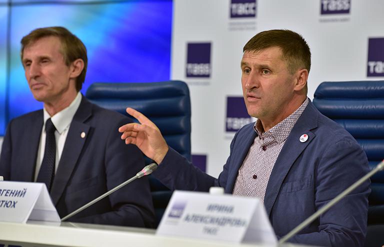 На фото: председатель "Федерального сельсовета" Василий Мельниченко и председатель "Российской партии пенсионеров за справедливость" Евгений Артюх (слева направо)