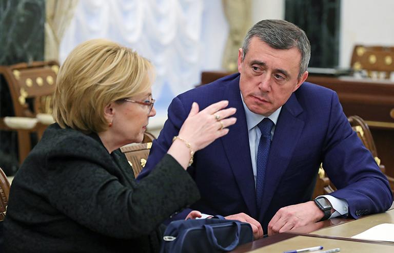 На фото: министр здравоохранения РФ Вероника Скворцова и временно исполняющий обязанности губернатора Сахалинской области Валерий Лимаренко перед началом совещания президента РФ Владимира Путина с членами правительства в Кремле