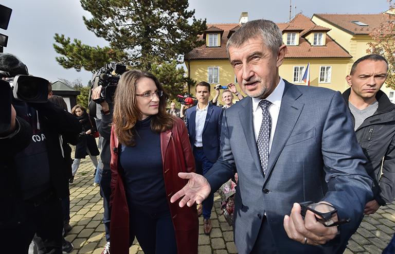 На фото: Андрей Бабиш (справа, спереди), председатель чешской политической партии ANO 2011