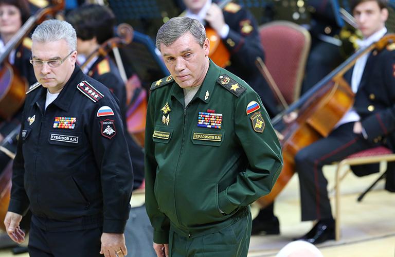 На фото: начальник управления культуры министерства обороны РФ Антон Губанков и первый заместитель министра обороны РФ, генерал армии Валерий Герасимов (слева направо) во время телемоста Министерства обороны с Севастополем в рамках празднования первой годовщины референдума о воссоединении полуострова Крым с Россией, 2015