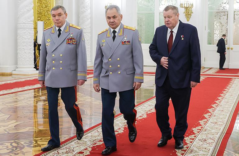 На фото: начальник Генерального штаба Вооруженных сил РФ - первый заместитель министра обороны РФ Валерий Герасимов, министр обороны РФ Сергей Шойгу и полномочный представитель президента РФ в Южном федеральном округе Владимир Устинов (слева направо) перед церемонией вручения медали "Золотая Звезда" Героям России 