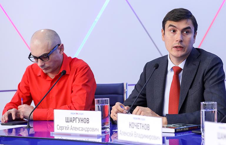 На фото: публицист, общественный деятель Армен Гаспарян и писатель Сергей Шаргунов (слева направо) во время презентации сборника "Олесь Бузина. Пророк и мученик", 2018