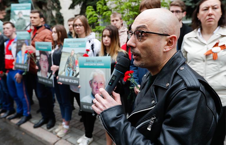 На фото: Армен Гаспарян во время акции "Помним" у посольства Украины в память о погибших в одесском Доме профсоюзов, 2019
