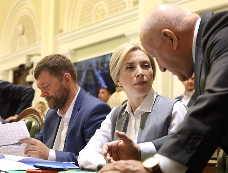 На фото: представитель Правительства в Верховной Раде Украины Ирина Верещук и первый заместитель председателя фракции «Слуга народа» Александр Корниенко (слева) на заседании Согласительной коллегии депутатов фракции в Верховной Раде, Киев, Украина, 2019 год