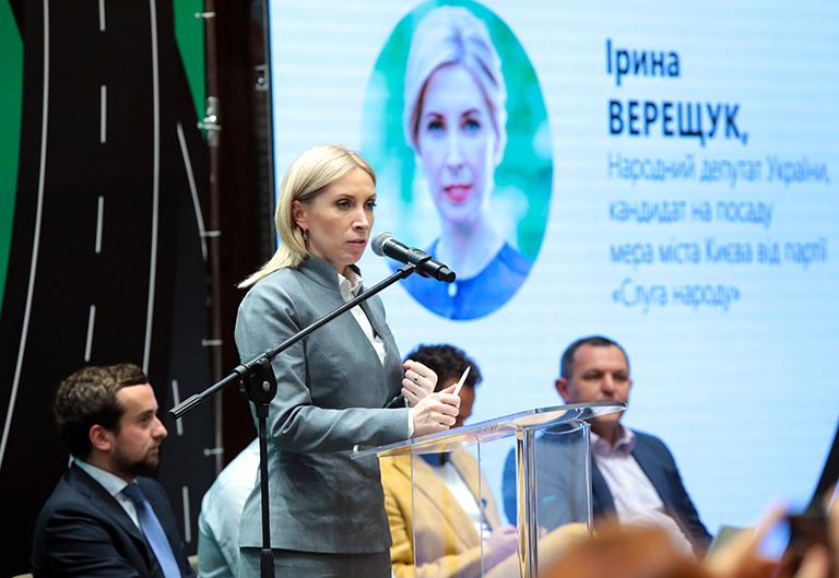 На фото: депутат Ирина Верещук выступает с речью во время презентации проекта строительства нового Киевского обхода, сокращенно на украинском языке КОД в Киеве, 2020 год. Трассу, которая проходит вокруг Киева, планировали построить к 2025 году в рамках Национальной программы «Большое строительство», инициированной Президентом Владимиром Зеленским.