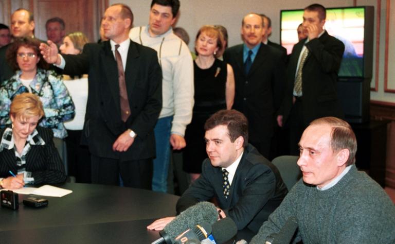 На снимке: Владимир Путин (справа) выступил на пресс-конференции в своем избирательном штабе. Второй справа - руководитель избирательного штаба Владимира Путина - Дмитрий Медведев, 2000 год.