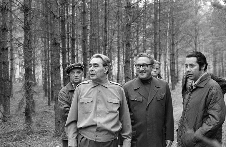 На фото: генеральный секретарь ЦК КПСС Леонид Ильич Брежнев, советник по национальной безопасности США Генри Альфред Киссинджер и переводчик Виктор Михайлович Суходрев (слева направо на первом плане) в охотничьем хозяйстве в Завидово