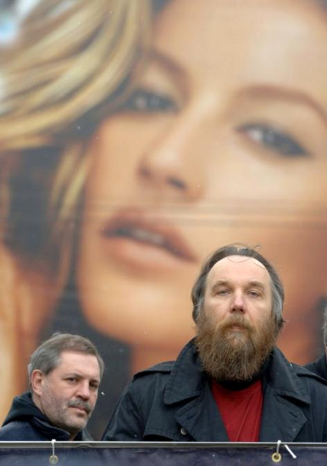 На фото: телеведущий Михаил Леонтьев и лидер "Международного Евразийского движения" Александр Дугин (слева направо) во время массовой акции "Имперский марш" на Триумфальной площади в Москве, 2007 год