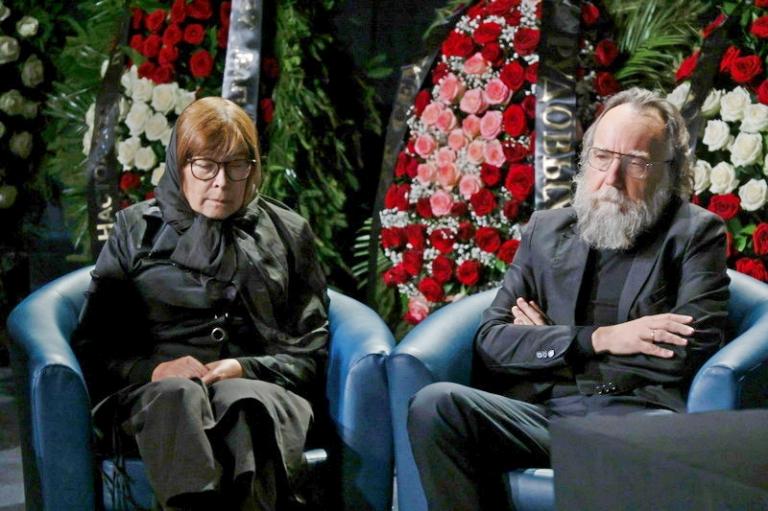 На фото: лидер Международного Евразийского движения, политолог Александр Дугин и философ Наталья Мелентьева во время церемонии прощания со своей дочерью, журналистом и политологом Дарьей Дугиной (Платоновой) в телецентре "Останкино" в Москве