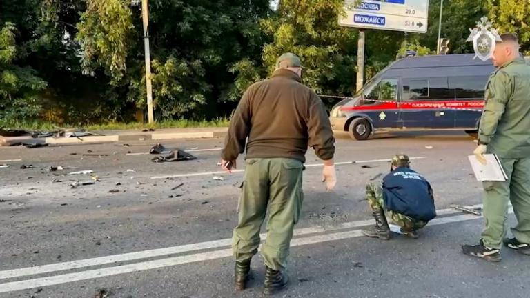 На фото: сотрудники СК РФ во время проведения осмотра места происшествия, где была убита журналист и политолог Дарья Дугина (Платонова), на Можайском шоссе в районе поселка Большие Вяземы в Одинцовском городском округе