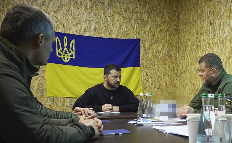 На фото: президент Украины Владимир Зеленский (в центре) и главнокомандующий Вооружёнными силами Украины Валерий Залужный(справа)