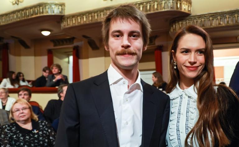 На фото: актеры Иван Янковский и Диана Пожарская перед началом церемонии вручения премии "Звезда Театрала" - 2023 в Государственном академическом театре имени Евгения Вахтангова.