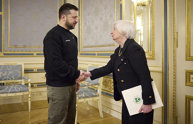 На фото: президент Украины Владимир Зеленский, слева, приветствует министра финансов США Джанет Йеллен, справа, по прибытии на двустороннюю встречу в Мариинский дворец