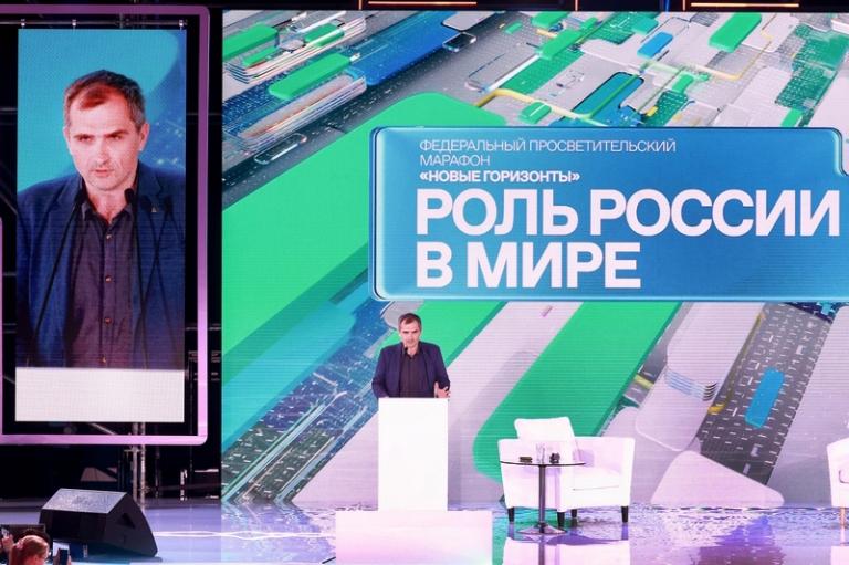 На фото: военно-политический блогер Юрий Подоляка во время выступления "Мир сегодня: Россия - Украина - Запад" в рамках работы секции "Новые горизонты. Роль России в мире" просветительского марафона "Новые горизонты” Российского общества "Знание" в павильоне "Россия - моя история" на ВДНХ, 2022 год.
