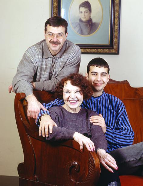 Телеведущий Иван Ургант со своим отцом и бабушкой, актрисой Ниной Ургант, 2008 год
