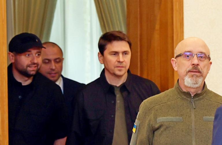 На фото: министр обороны Украины Алексей Резников, советник руководителя Офиса президента Украины Михаил Подоляк, народный депутат Украины Рустем Умеров и руководитель фракции "Слуга народа" в Верховной раде Украины Давид Арахамия (справа налево) перед началом российско-украинских переговоров. 27 февраля с украинской стороной была достигнута договоренность о проведении переговоров в Гомельской области Белоруссии на фоне проведения объявленной 24 февраля президентом РФ Владимиром Путиным специальной военной операции на Украине в ответ на обращение руководителей республик Донбасса (ДНР и ЛНР) о помощи, 2022 год.