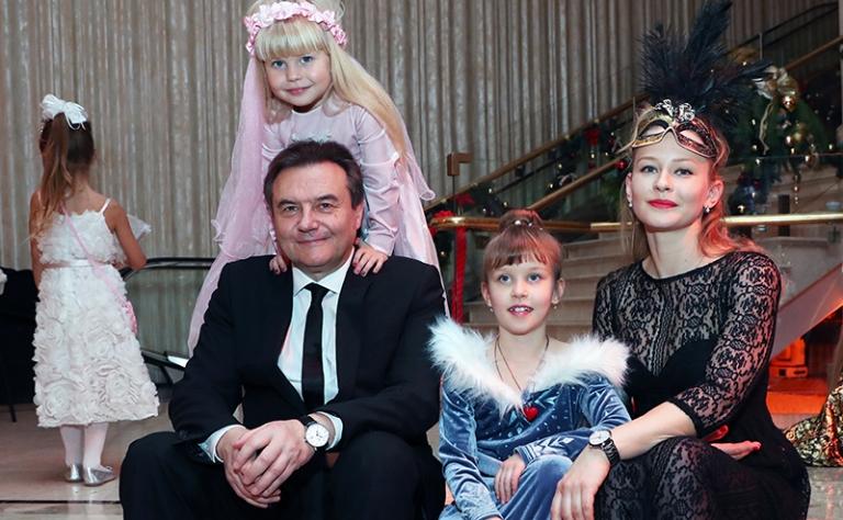 На фото: режиссер Алексей Учитель и актриса Юлия Пересильд и их дочери Анна и Мария на маскарадном балу "Bosco-бал 2017" в Большом театре.