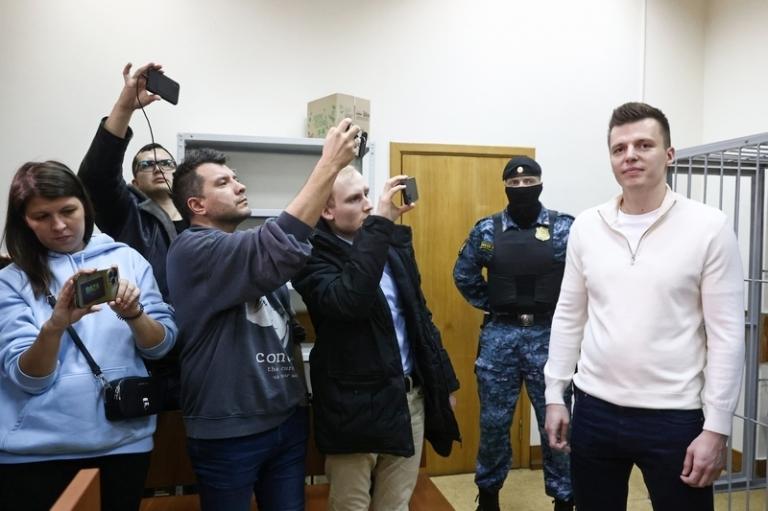 На фото: блогер Артем Чекалин (справа) во время избрания меры пресечения в Савеловском суде Москвы, 16 марта 2023 года.