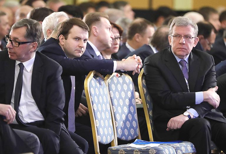 Член совета директоров "Альфа-Банка", председатель совета директоров ABH Holdings S.A. Петр Авен, министр экономического развития РФ Максим Орешкин, первый вице-премьер РФ Игорь Шувалов, председатель Центрального банка РФ Эльвира Набиуллина и председатель Комитета гражданских инициатив, заместитель председателя Экономического совета при президенте РФ Алексей Кудрин (слева направо) на пленарном заседании съезда Российского союза промышленников и предпринимателей, который проходит в рамках Недели российского бизнеса 2017