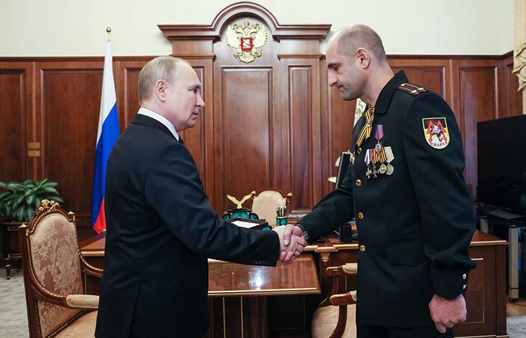На фото: президент РФ Владимир Путин и подполковник вооруженных сил ДНР Артем Жога, отец Героя России Владимира Жоги, (слева направо) во время встречи в Кремле, 2022