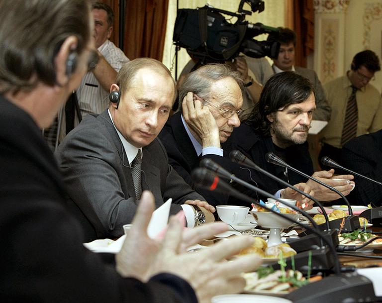 Президент России Владимир Путин, актер Алексей Баталов и режиссер Эмир Кустурица (слева направо) в Ново-Огарево во время встречи президента РФ с членами жюри, участниками и гостями 29-го Московского международного кинофестиваля, 2007 год