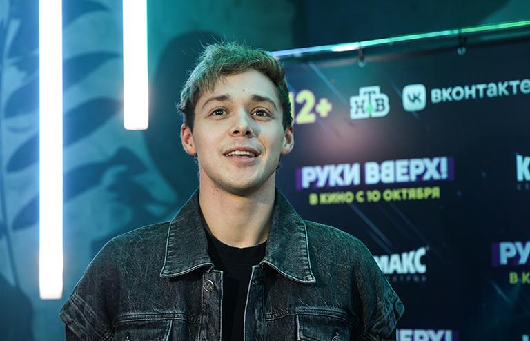 На фото: актер Влад Прохоров на предпремьерном показе фильма "Руки вверх!", 2024