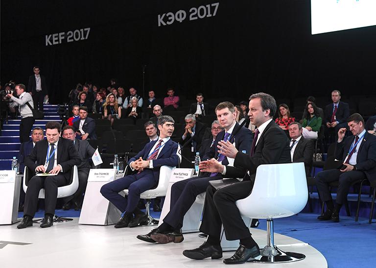 Председатель оргкомитета КЭФ, вице-премьер РФ Аркадий Дворкович (на первом плане) во время круглого стола "Мегапроекты в транспорте – бремя для бюджета или трамплин для экономики?" в рамках XIV Красноярского экономического форума, 2017 год