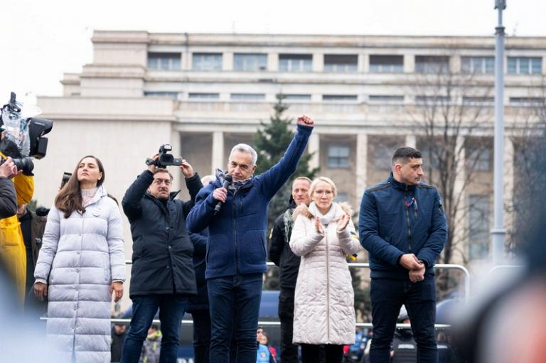 На фото: Кэлин Джорджеску, Джордже Симиона и Ана Мария Гаврила на акции протеста против правительства. Бухарест, Румыния, 1 марта 2025 года.