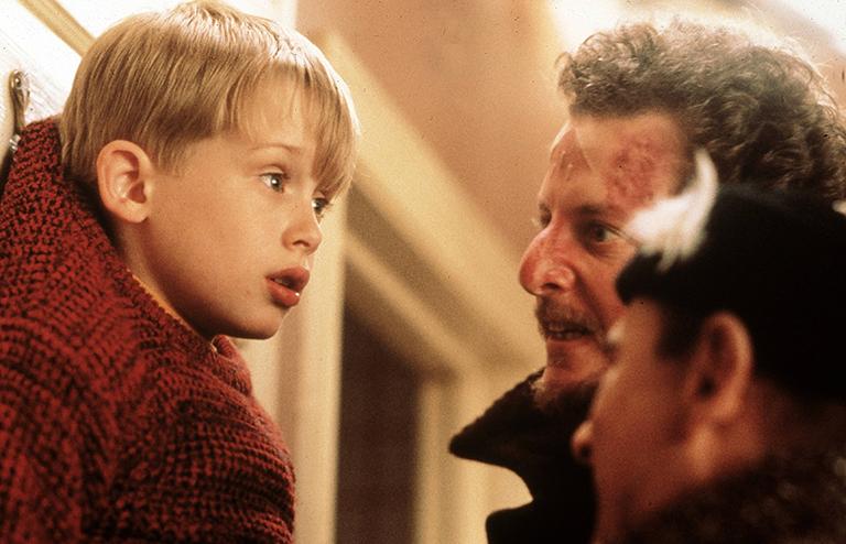 На фото: Маколей Калкин в фильме "Один дома", 1990