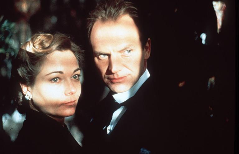 На фото: Тереза Расселл и Стинг в фильме "Гротеск" Джона Пола Дэвидсона, 1995