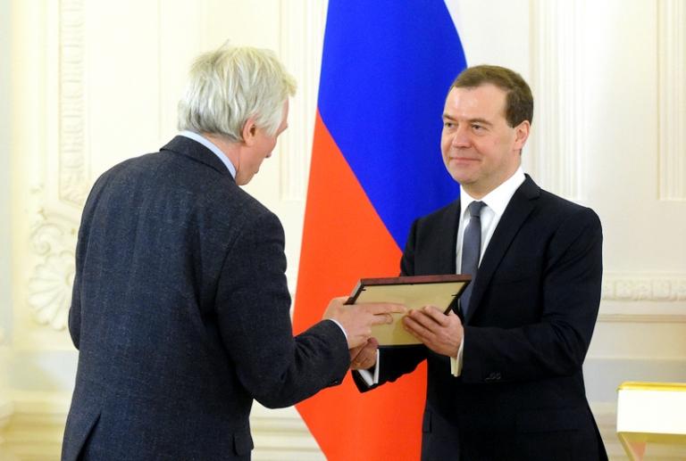 На фото: лауреат премии правительства РФ в области СМИ автор телепрограммы «Документальное кино Леонида Млечина" Леонид Млечин и премьер-министр России Дмитрий Медведев (слева направо) на церемонии вручения премии правительства РФ в области СМИ за 2014 год.