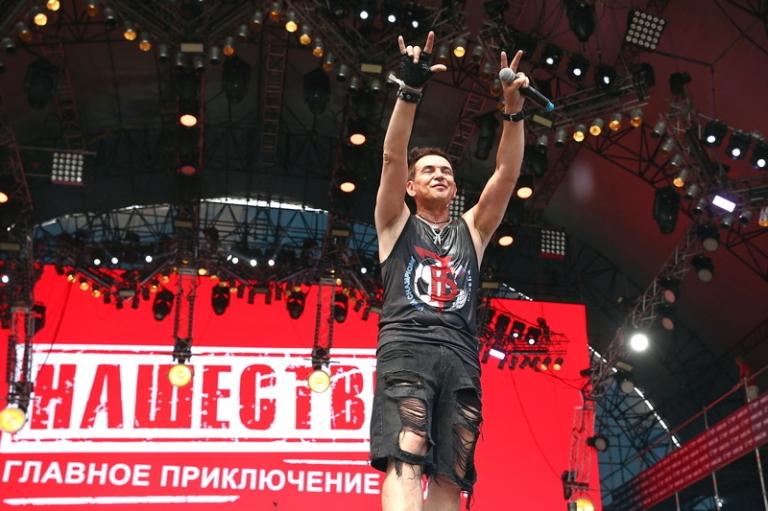 На фото: лидер группы "7Б" Иван Демьян во время выступления на всероссийском музыкальном фестивале под открытым небом "Нашествие - 2018", Тверская область.